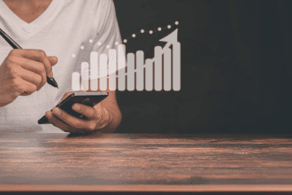 Rodrigo Balassiano explica que os fundos abertos permitem resgates a qualquer momento, enquanto os fundos fechados apenas no vencimento.