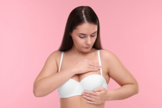 Entenda como a densidade mamária pode influenciar a precisão da mamografia, numa análise esclarecedora de Vinicius Tadeu Sattin Rodrigues sobre diagnóstico e prevenção.