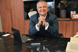 Com pré-fabricação e controle de entrega eficientes, a infraestrutura pesada ganha em desempenho e previsibilidade. Elmar Juan Passos Varjão Bomfim detalha os benefícios dessa abordagem.