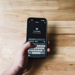 Pessoa interage com um assistente de inteligência artificial em um smartphone.