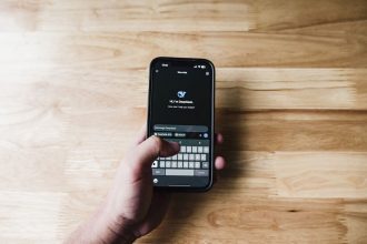 Pessoa interage com um assistente de inteligência artificial em um smartphone.