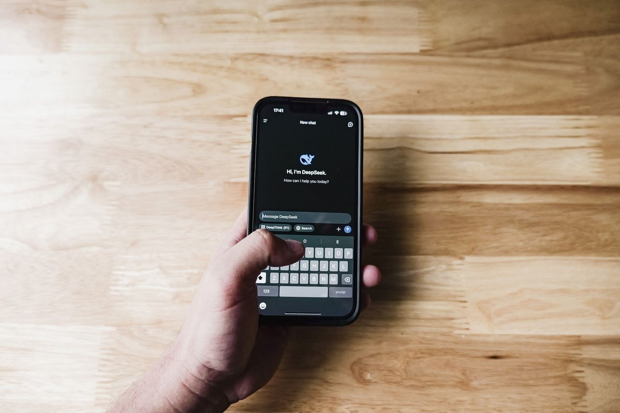 Pessoa interage com um assistente de inteligência artificial em um smartphone.